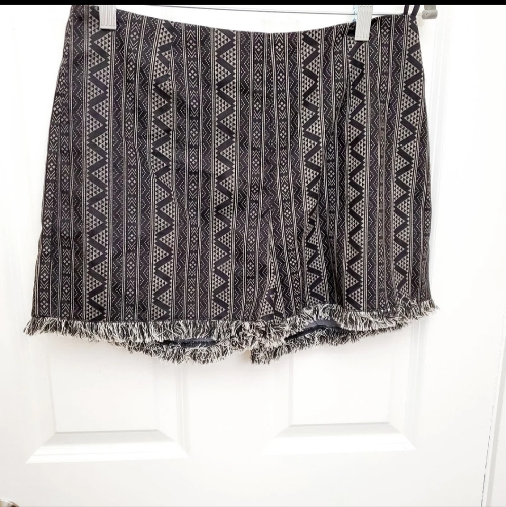 Very J black and gray zigzag triangle tribal print chino shorts